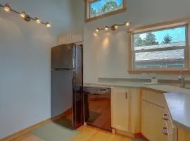 Hutson's Bridgeview House with HotTub & Huge Walk in Shower - 30 day min home