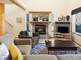 Quiet River Spacious Hood River Home - 30 Day Minimum! townhouse