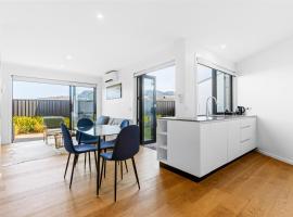 Townhouse With Mount Views, Close To Wanaka Attractions -Love It!, hotel a Wanaka