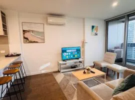Modern CBD Apartment - Pool, Gym & Laneway Dining