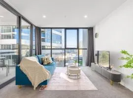 Stylish Woden Apt Near Hospital w Pool, Parking