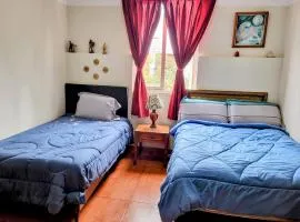 Habitación con dos camas, baño privado, terraza y cocina compartida en Miraflores