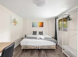 Spacious King Studio Room in Carramar - Nearby Station & Shops - Shared Bathroom and Kitchen