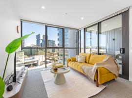 Chic Woden Apt, Near Hospital, Westfield w Pool, hotel in Phillip