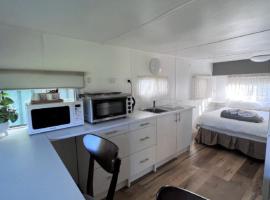 Van 6 Sussex House Holiday Park, hotel in Sussex inlet