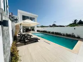 Luxurious pool apartment 5minutes from the airport