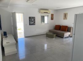 פנטהאוז, hotel in Petaẖ Tiqwa