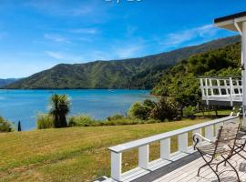 Waterfront Marlborough Sounds Retreat - 15min drive from Picton, hotel in Picton