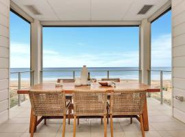 Hamptons at Moana - Panoramic Beachfront Living, hotel i Moana