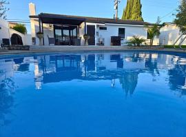 Talbert Oasis - Modern Luxury Huntington Beach Retreat, hotel en Huntington Beach