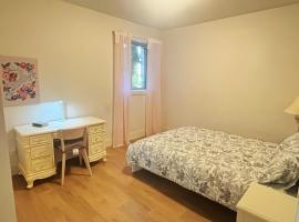 5 mins walk to the beach! Cozy bedroom near Stanley Park, Downtown Vancouver, Cypress Mountain, Capilano Suspension Bridge, Grouse Mountain, hotel in West Vancouver