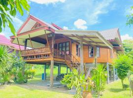 Cozy Beach House, 5 Minutes from Sea, hotel in Ban Laem Sai