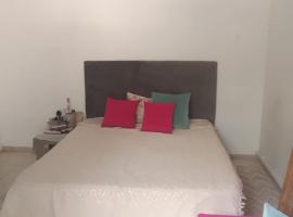 chambre spacieuse avec coin salon dans un quartier chic et calme de Tunis, hotel in Ariana