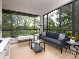 Stylish Scenic Oasis 2 Bedroom Suite West Van