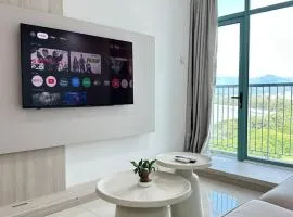 Deluxe 2BR Seaview and Mountain View with balcony
