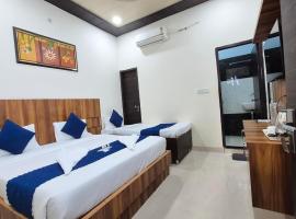 Hotel RK Residency Near Prem Mandir & bankey bihari temple # budget hotel near iskon temple free parking couple friendly hotel in vrindavan, hotel in Vrindāvan