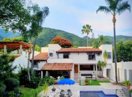 Escapada de Lujo en Ajijic Habitaci&oacute;nes Privadas con Ba&ntilde;o vistas Alberca Monta&ntilde;as, דירת שירות באחיחיק