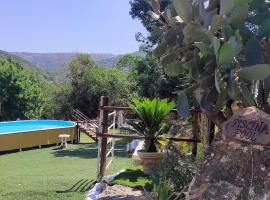 DIMORA IL CAMALEONTE country apartments with pool, hotel i Civitavecchia
