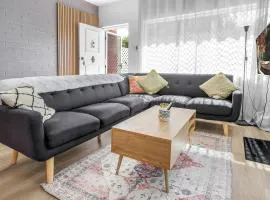 Charming 2-Bed Near River & City