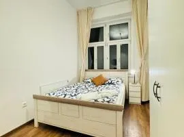 Cozy 5 BR Shared Apartment for 10P 10-Min to Kaufpark Alterlaa