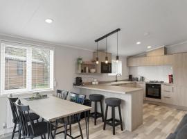 Modern Lodge nr Ilfracombe & Beaches – hotel w mieście West Down