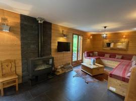 Chalet camp de base pour tribu sportif wifi 5 ch, hotel in Le Lioran