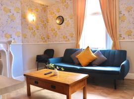 Comfortable 2 Bed Property with garden - Parking, hotel in Hunslet