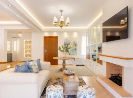 Stylish 2BR-2BA condo in Glifada, hotel din Atena