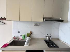 Skyhouse BSD Apartment studio 2, hotel din Kedeper