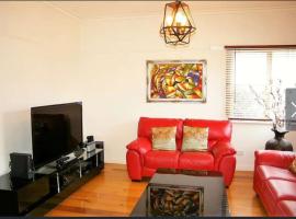 Comfy & Budget-Friendly Home in Balwyn - Quiet & Close to Melbourne CBD, ξενοδοχείο σε Balwyn