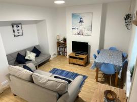 Entire house in central Bournemouth, sleeps 8, 13 min walk to beach，位于伯恩茅斯的酒店