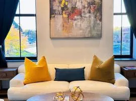 Spacious 4BR Apt, Sleeps 8, Downtown by Theaters