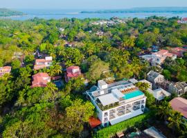 The Passport Hotel، فندق مع أحواض استحمام ساخنة في Assagao