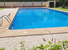 Moderno adosado junto al POLIDEPORTIVO de NUCIA, hotel in Polop