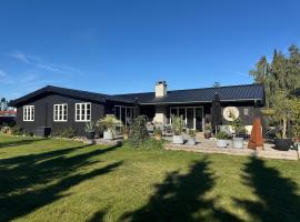 Lækkert sommerhus ved Marielyst strand, hotel en Marielyst