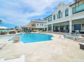 Elegant Caribbean Villa With Grand Design, Hotel in Love