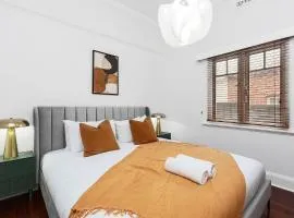 4BR Bedford Home - Chic Lounge & Garden Deck