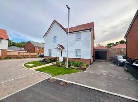 Detached 4BR House - Private Garden, Garage & Parking - Perfect for Long Stays, Families, Contractors, ξενοδοχείο στο Κάντερμπερι