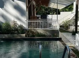 Вилла с бассейном и видом на рисовые поля и джунгли