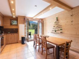 Chalet Triplex avec Piscine - Sauna, hotel en Samoëns