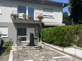 geschmackvoll eingerichtete Wohnung in mediterranem Flair, Hotel in Sponheim