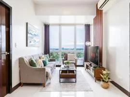 Furnished 2BR Top Floor Condo Minutes to Beach with Amazing Sea View, Netflix, WiFi and Pool Access