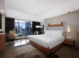 Swissôtel Grand Shanghai - Stroll down West Nanjing Road and soak in downtown Shanghai vibrancy