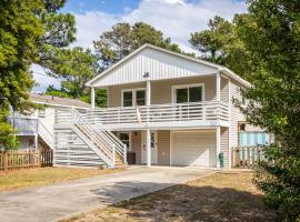 Short Walk to Beach Coastal Home in Heart of NH, vila v destinaci Nags Head