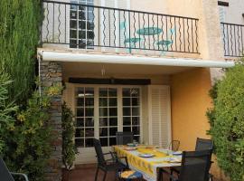 Maison Les Lauriers Roses vue sur le maquis de Porquerolles，位于耶尔的酒店