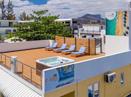 C-side Studios - newly fully renovated beachfront residence with rooftop jacuzzi, hotel with hot tubs in Flic-en-Flac