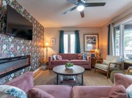 3 Bed 1 and half bath 10 min to downtown Indy, hotel in Beech Grove