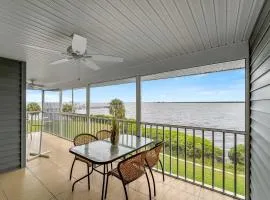 Relaxing Riverfront Haven Heated Pool River Views