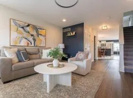 Capitol House - 3 Bed 1 Full and 1 Half Bath, Pet Friendly with Hot Tub walk to Lucas Oil Stadium