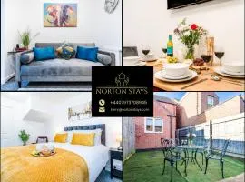 Cosy Royal Blue 3-Bedroom Family Home Sleeps 6, Free Parking & Wi-Fi, Garden and Private Patio